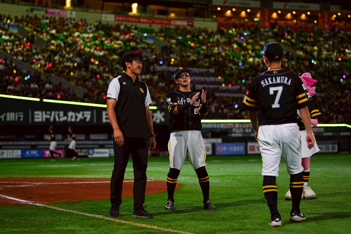 ヒーローインタビューを終えた中村晃に拍手する牧原大成【写真：荒川祐史】