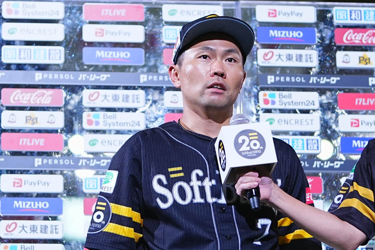 ヒーローインタビューに応える中村晃【写真：荒川祐史】