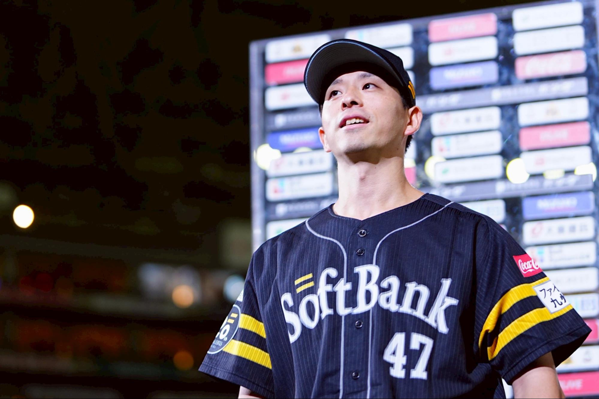 お立ち台で笑顔を見せる大関友久【写真：荒川祐史】