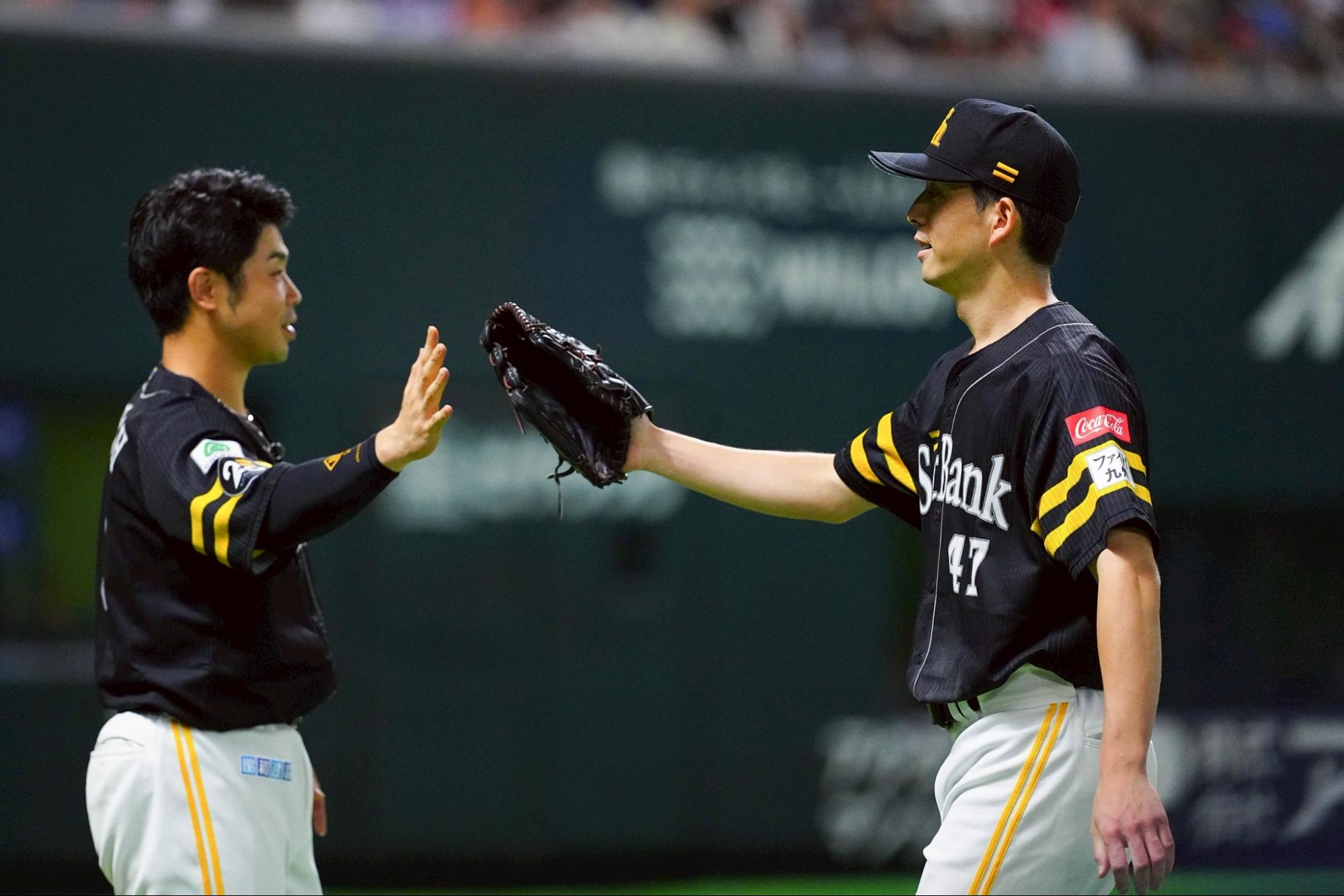 近藤健介（左）とハイタッチを交わす大関友久【写真：荒川祐史】