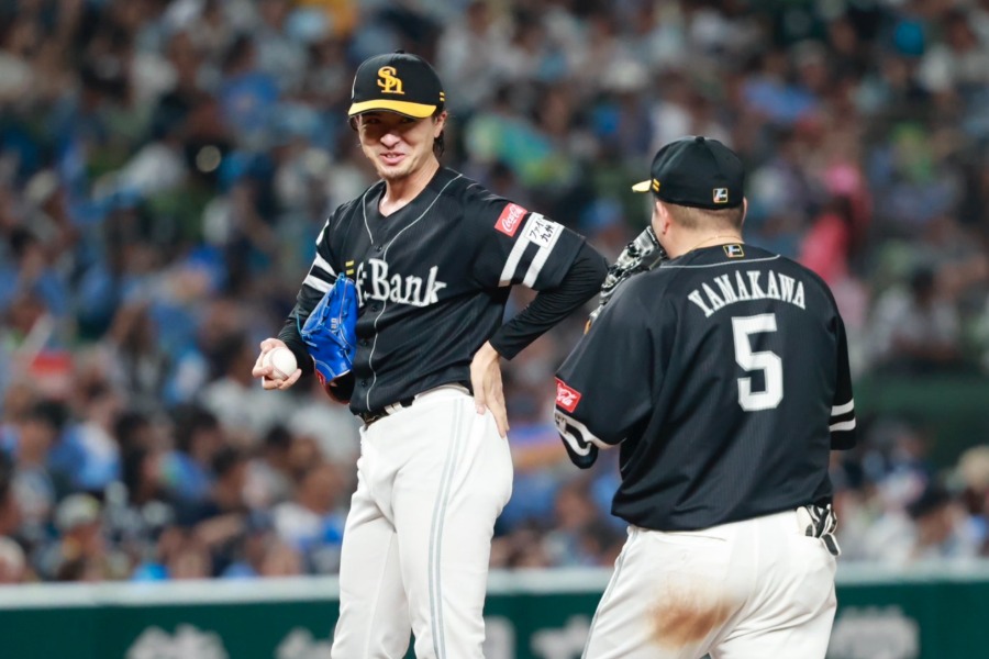 上沢直之に声をかける山川穂高（右）【写真：小池義弘】