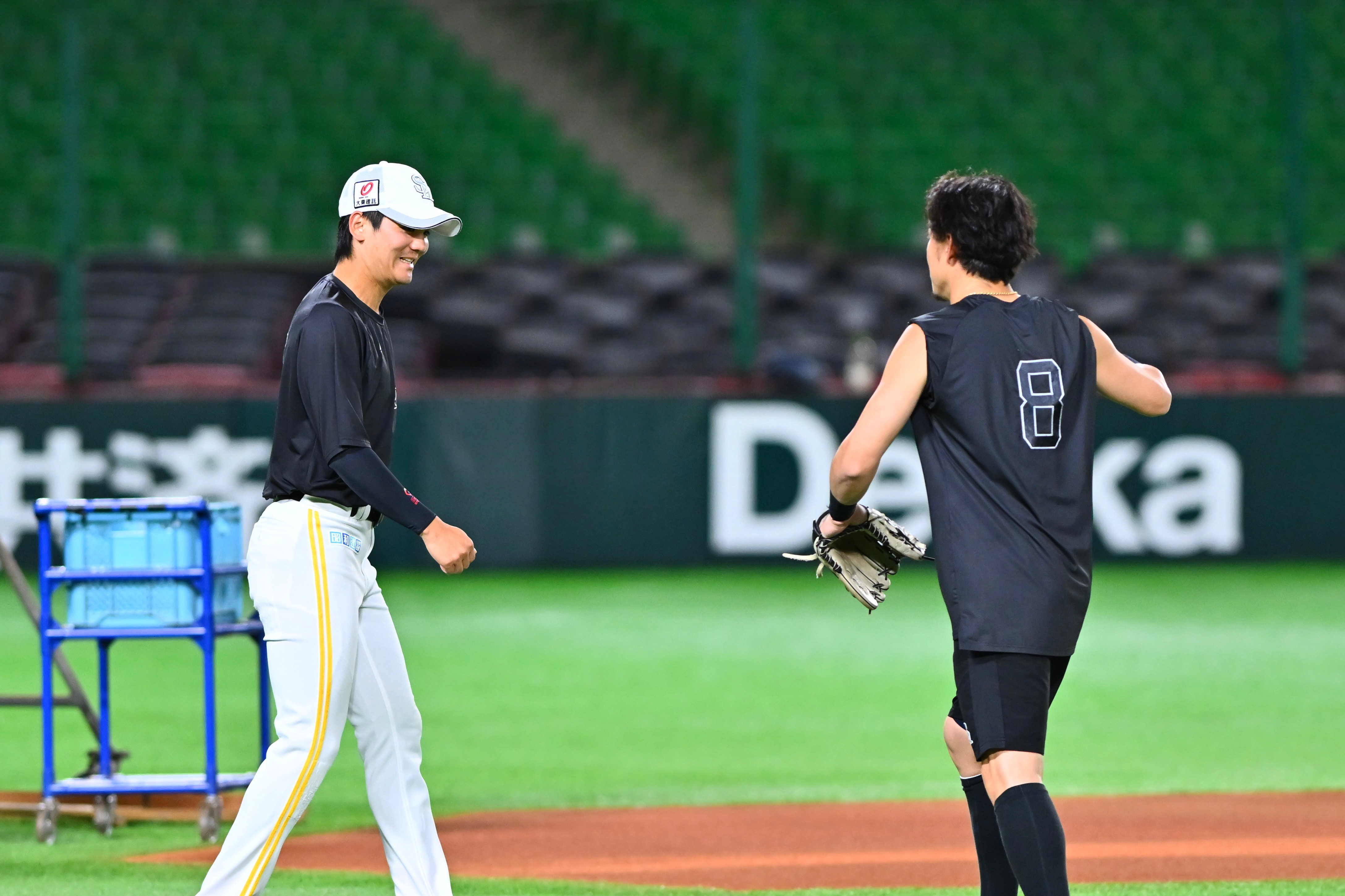 牧原大成（右）と会話する緒方理貢【写真：古川剛伊】