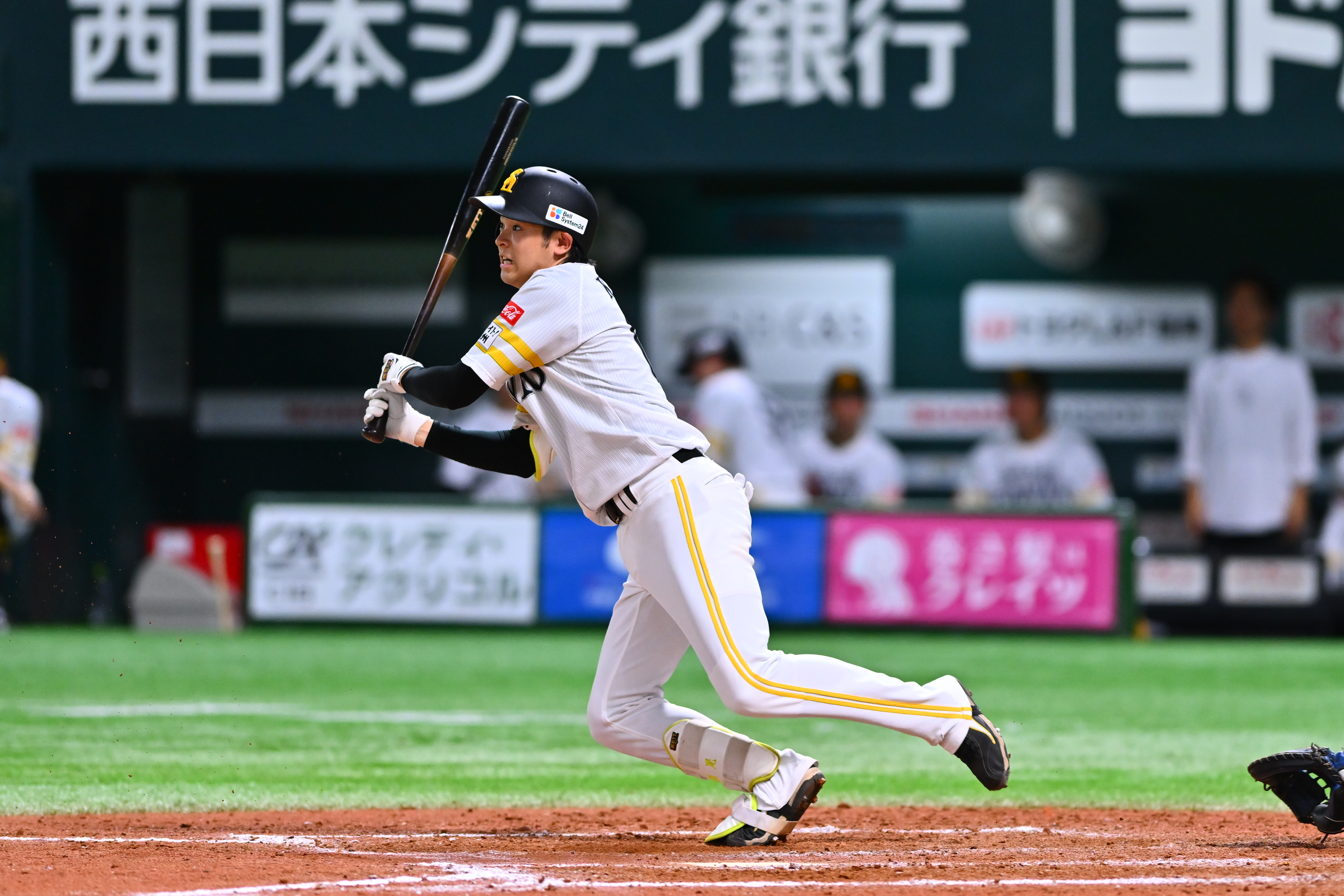 15日のロッテ戦で中前打を放った川瀬晃【写真：古川剛伊】