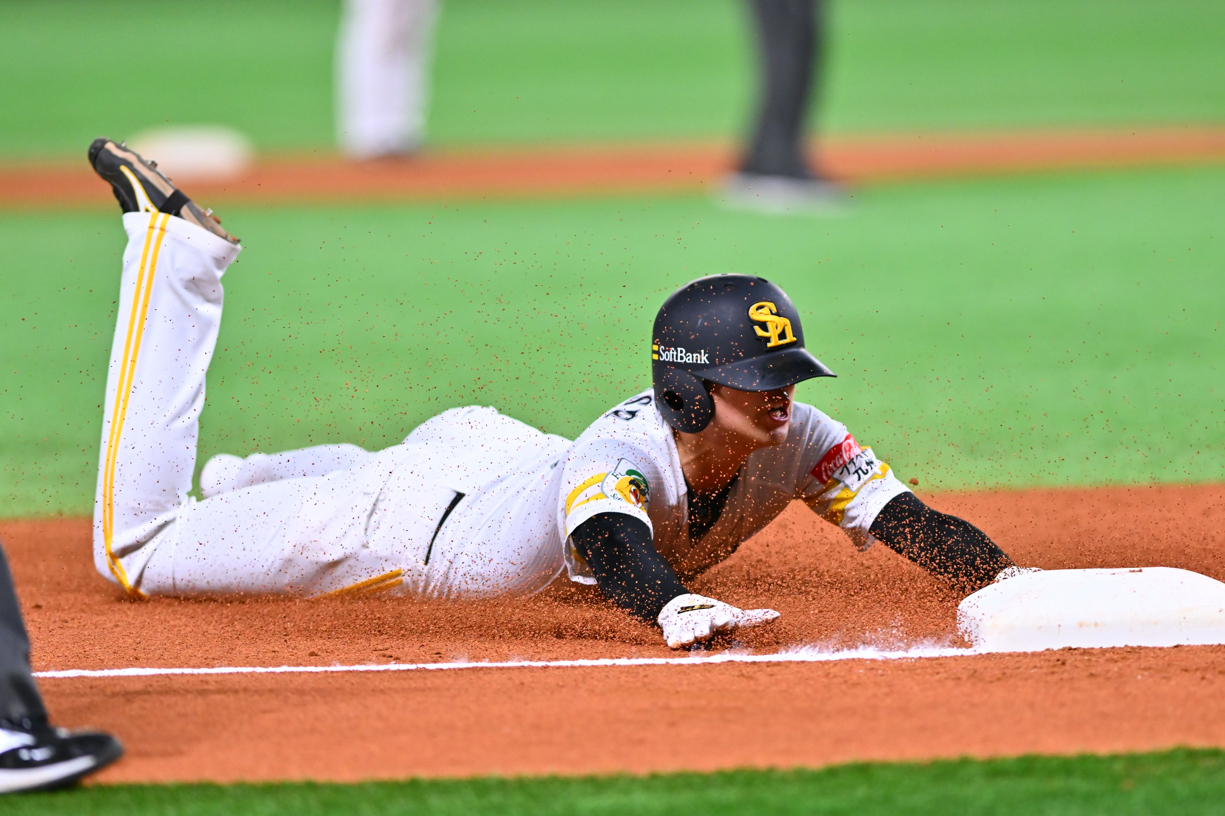 三塁にヘッドスライディングする川瀬晃【写真：古川剛伊】