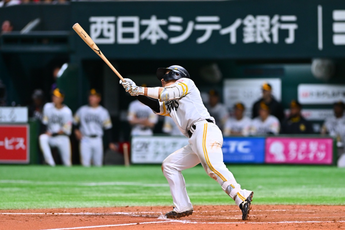 16日のロッテ戦で本塁打を放つ野村勇【写真：古川剛伊】