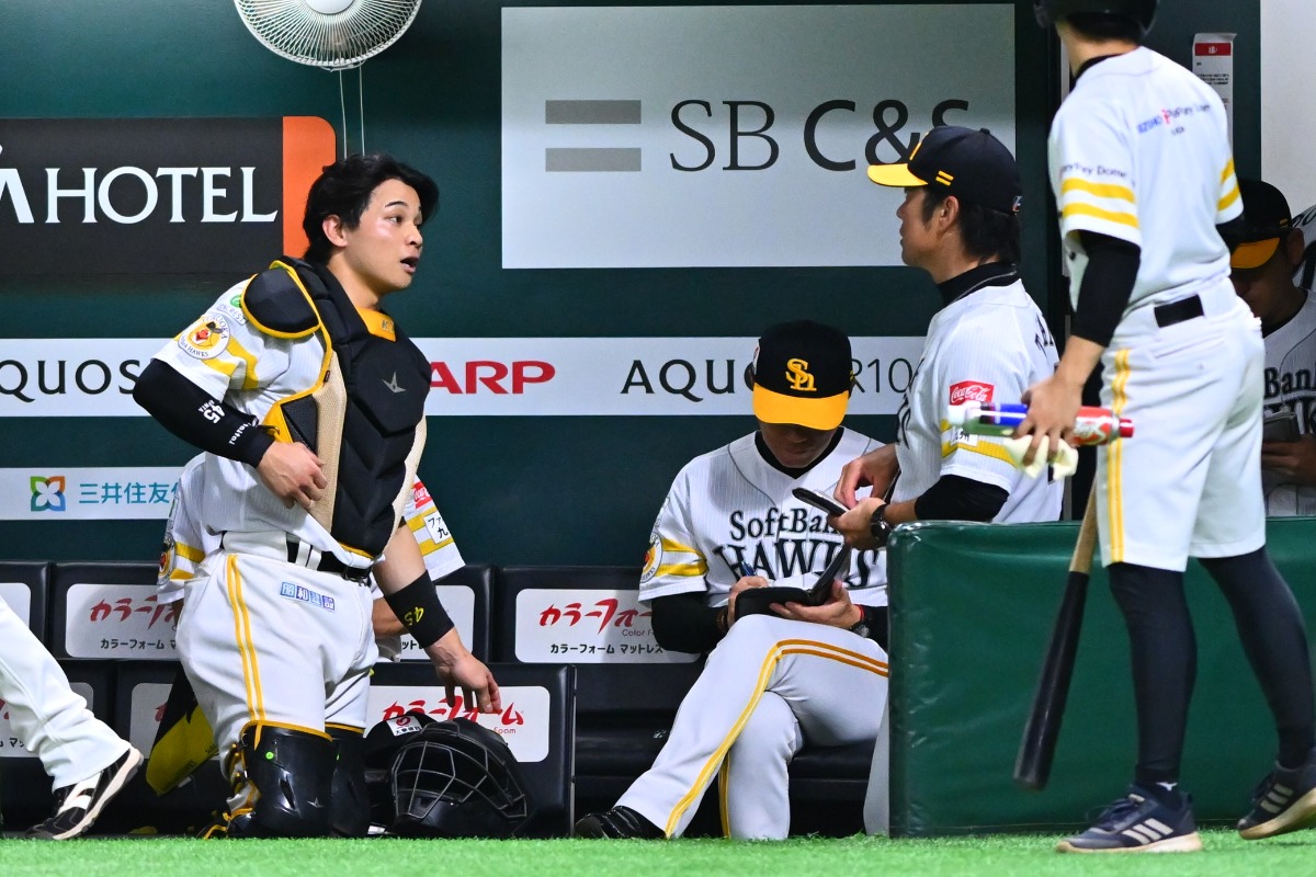 高谷裕亮バッテリーコーチと会話する谷川原健太（左）【写真：古川剛伊】
