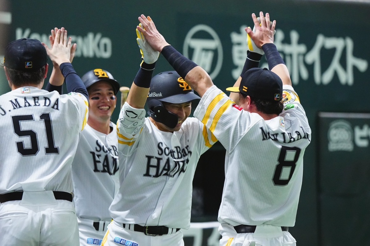 4月17日の楽天戦で3ランを放った中村晃とハイタッチする牧原大成【写真：荒川祐史】