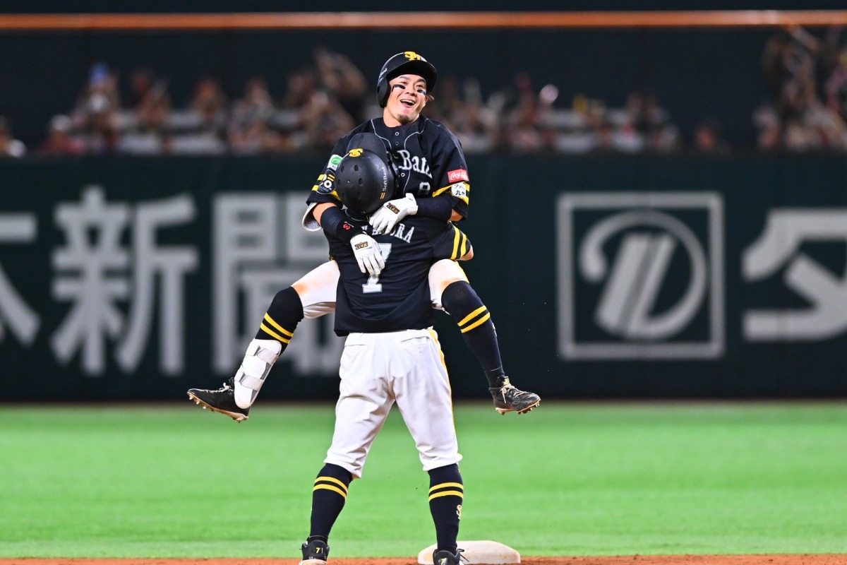 サヨナラ打を放った牧原大成と抱き合う中村晃【写真：古川剛伊】