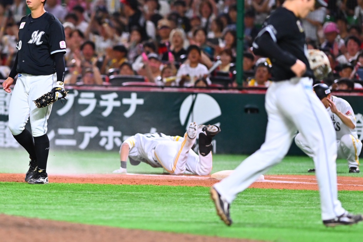 頭から一塁ベースへ滑り込んだ緒方理貢【写真：古川剛伊】