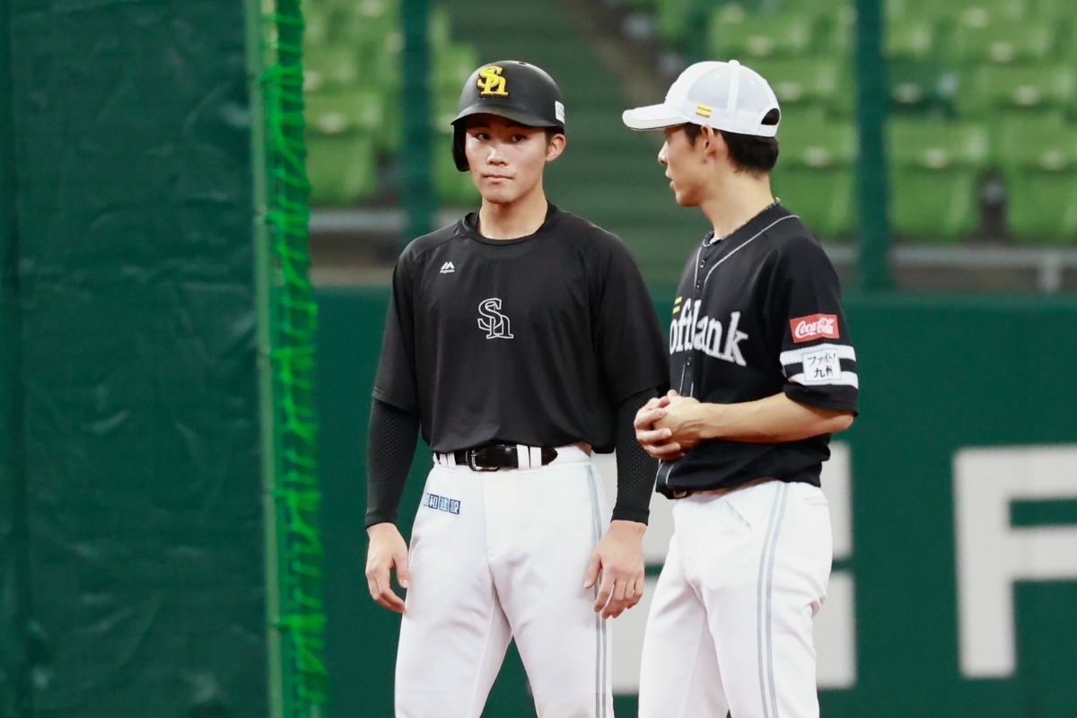 本多雄一コーチと走塁について話す庄子雄大【写真：小池義弘】