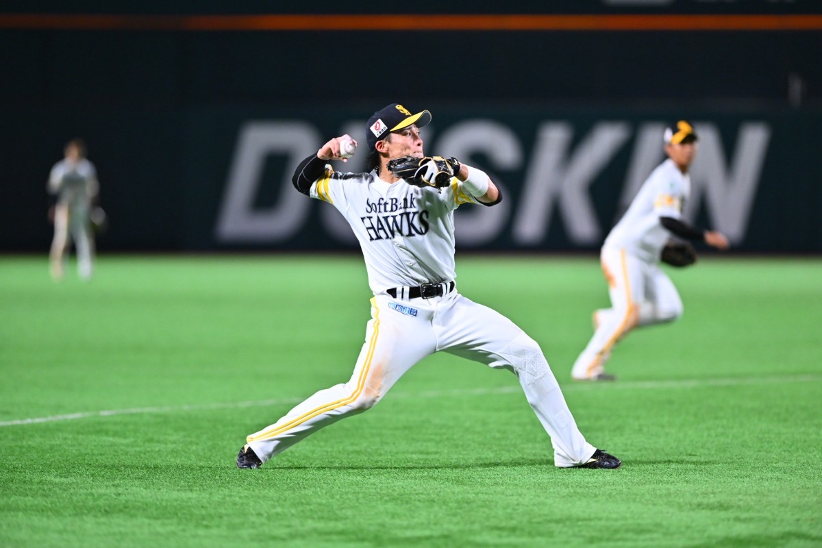 ゴロを処理する野村勇【写真：古川剛伊】
