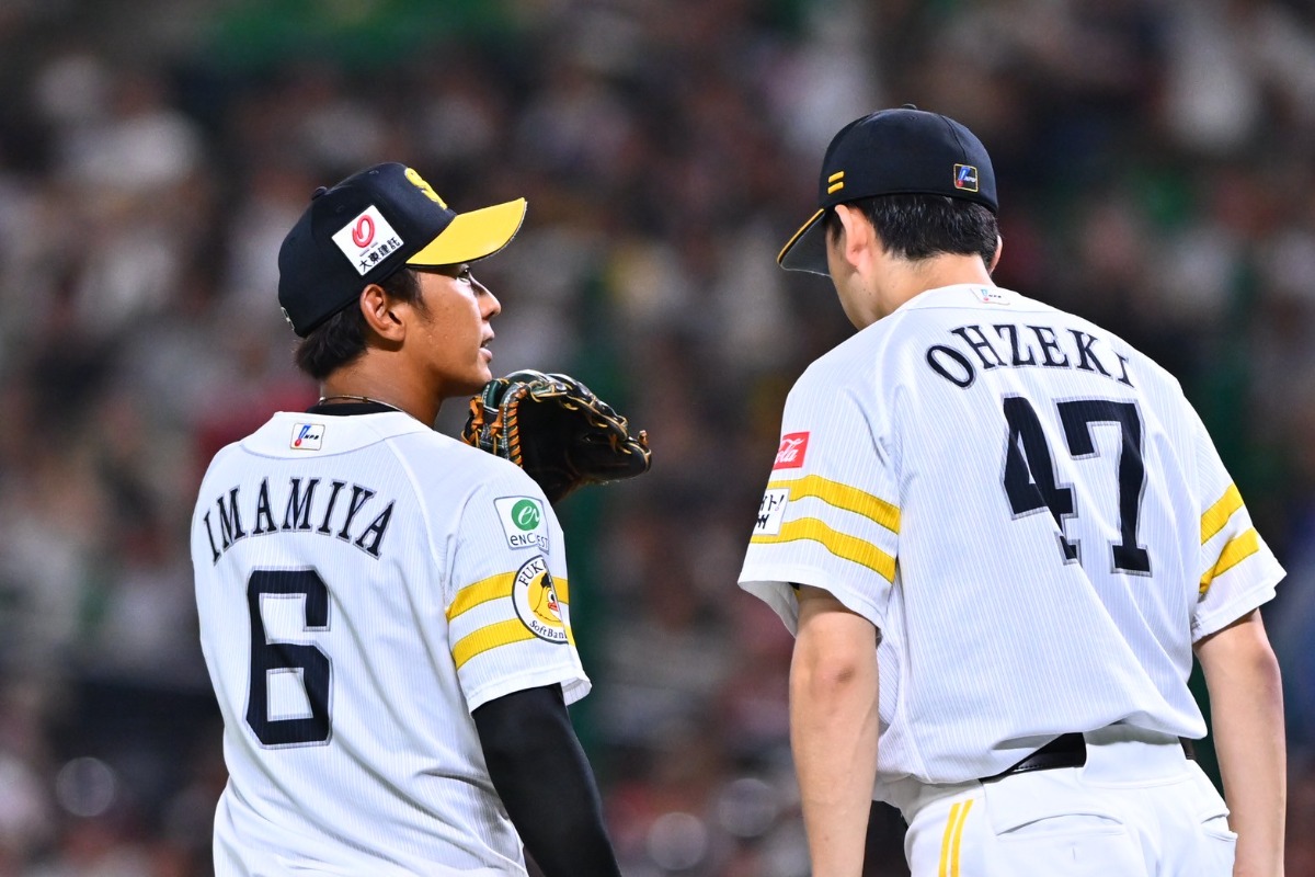 大関友久に声をかける今宮健太【写真：古川剛伊】