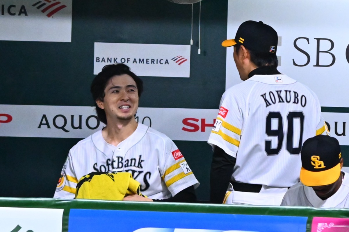 ベンチで言葉を交わす上沢直之（左）と小久保裕紀監督【写真：古川剛伊】