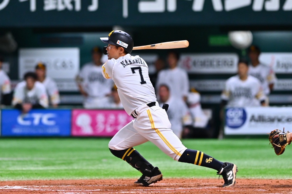 タイムリーを放つ中村晃【写真：古川剛伊】