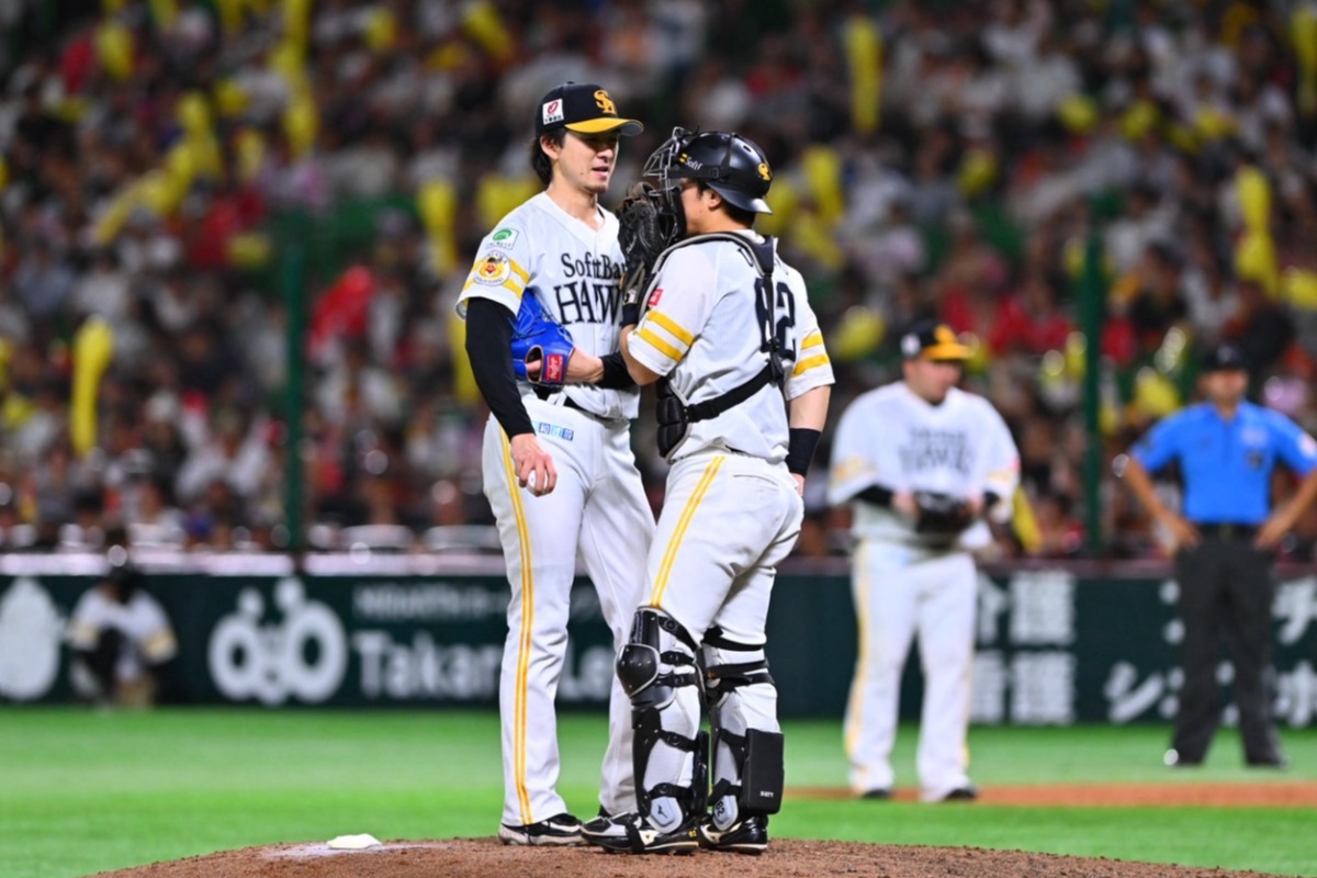 7回1死満塁でマウンドに集まる上沢直之と海野隆司【写真：古川剛伊】