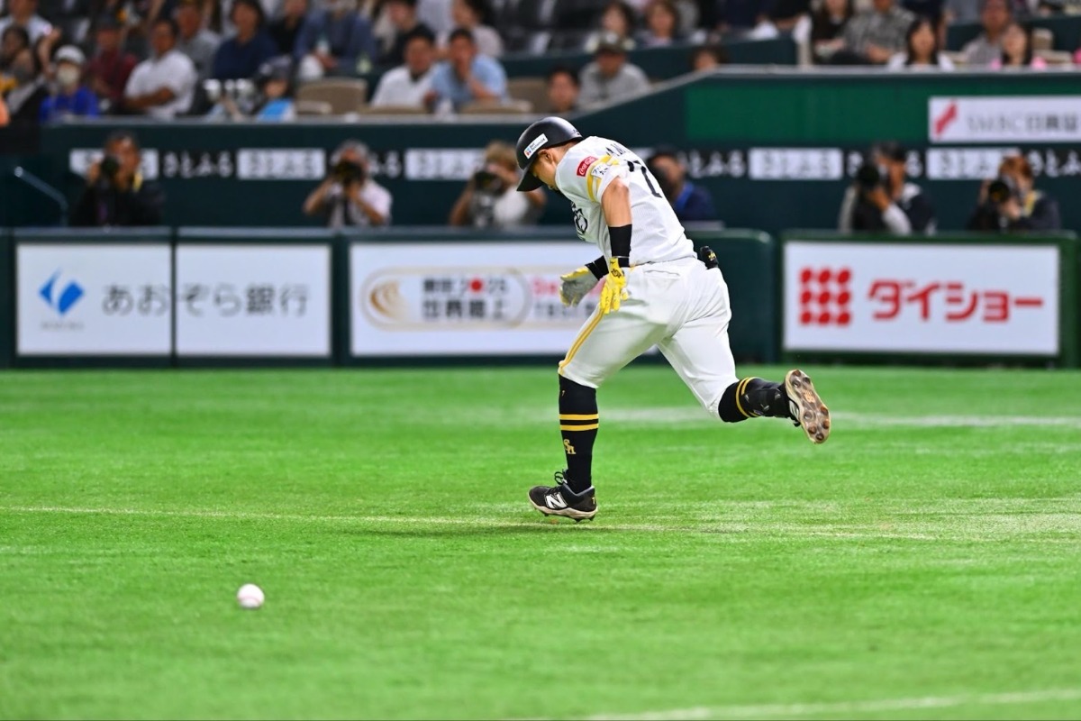 ボテボテの打球でも全力で走る中村晃【写真：古川剛伊】