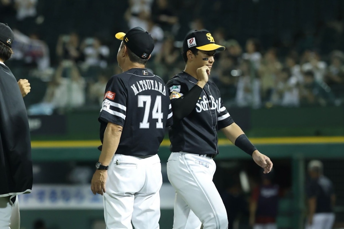 松山2軍監督とハイタッチする栗原陵矢【写真：加治屋友輝】