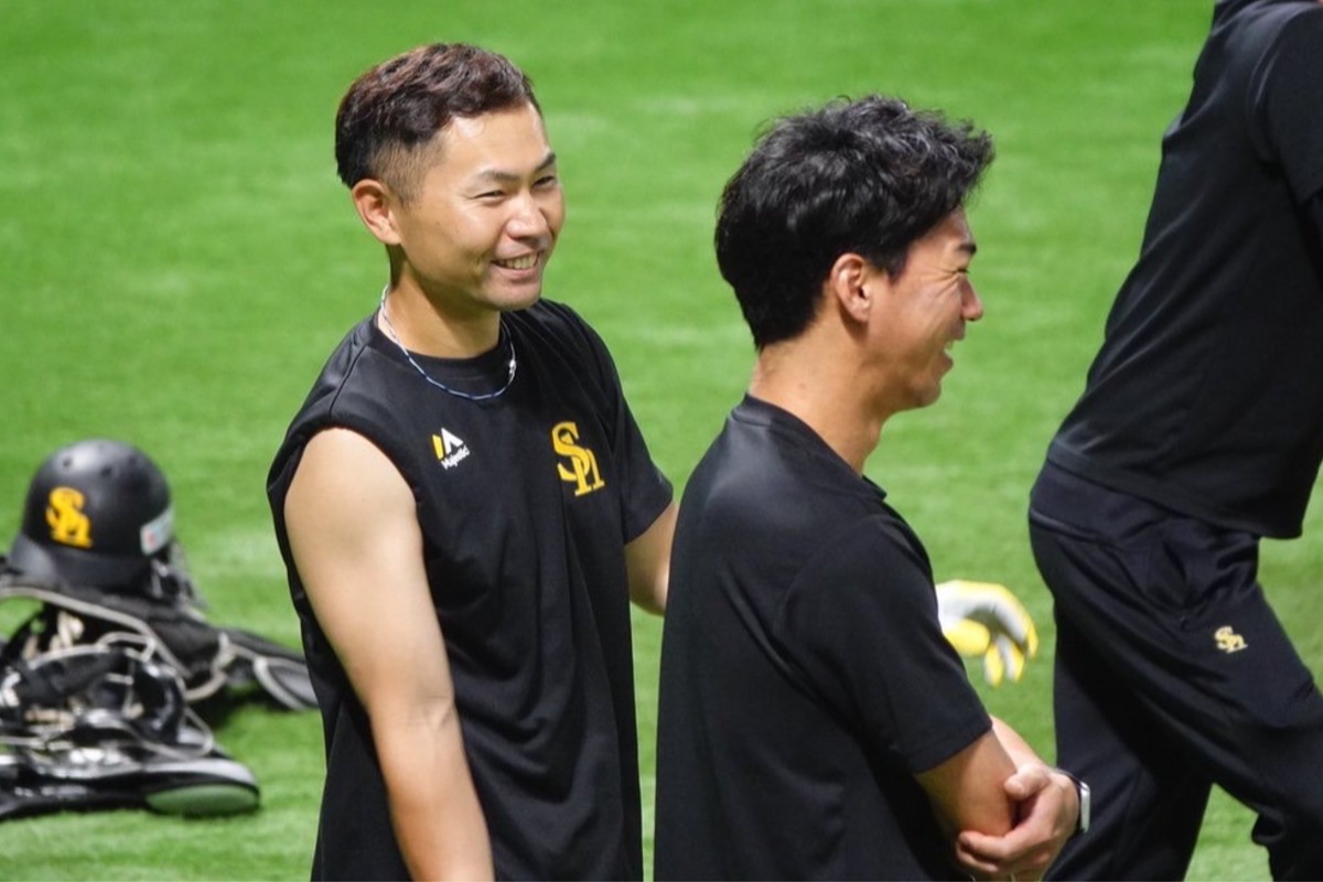 中村晃と長谷川勇也コーチ【写真：竹村岳】