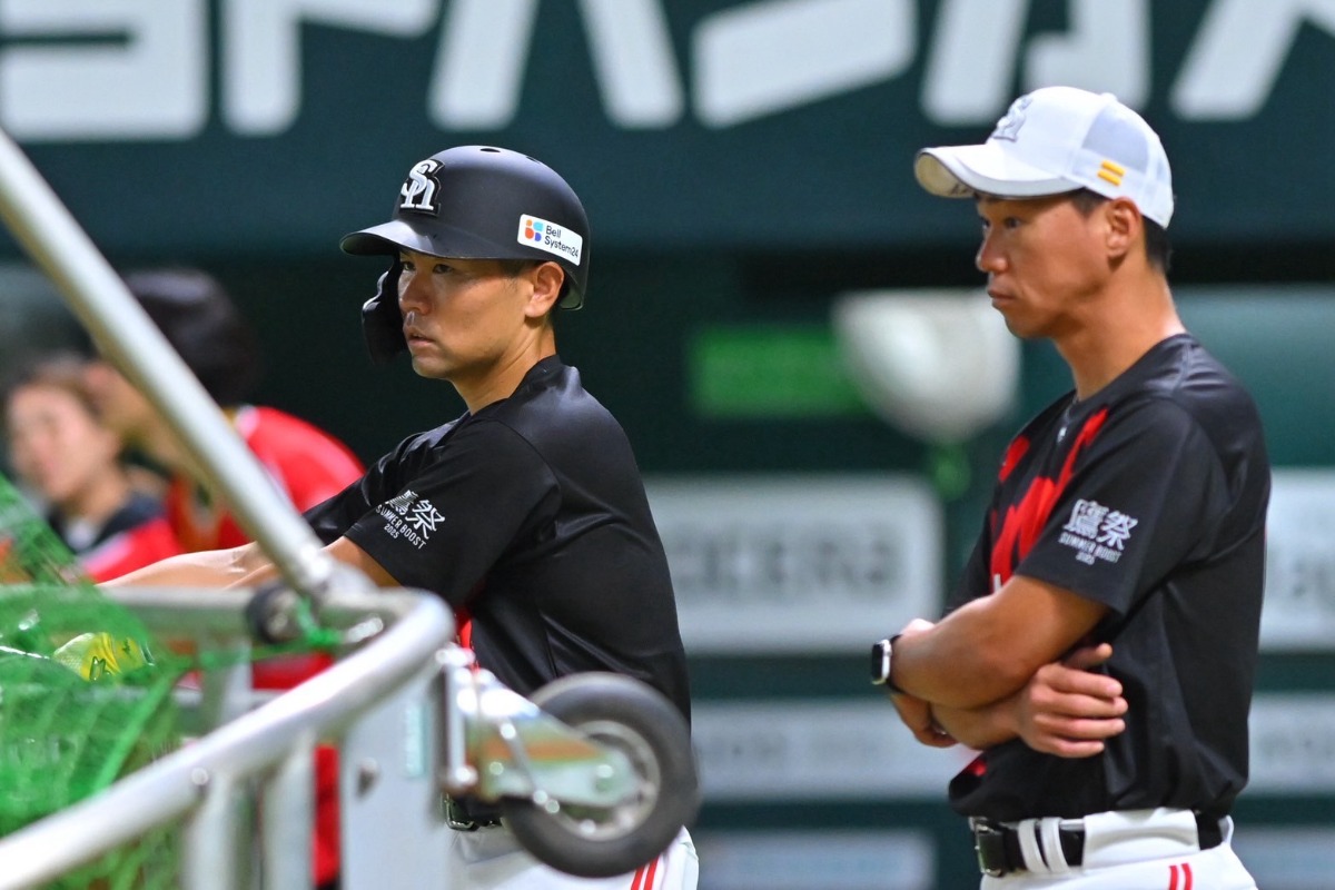中村晃と長谷川勇也コーチ【写真：古川剛伊】