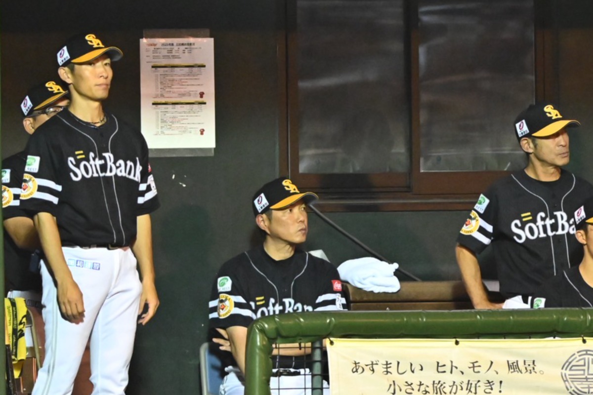 戦況を見守る小久保監督【写真：古川剛伊】