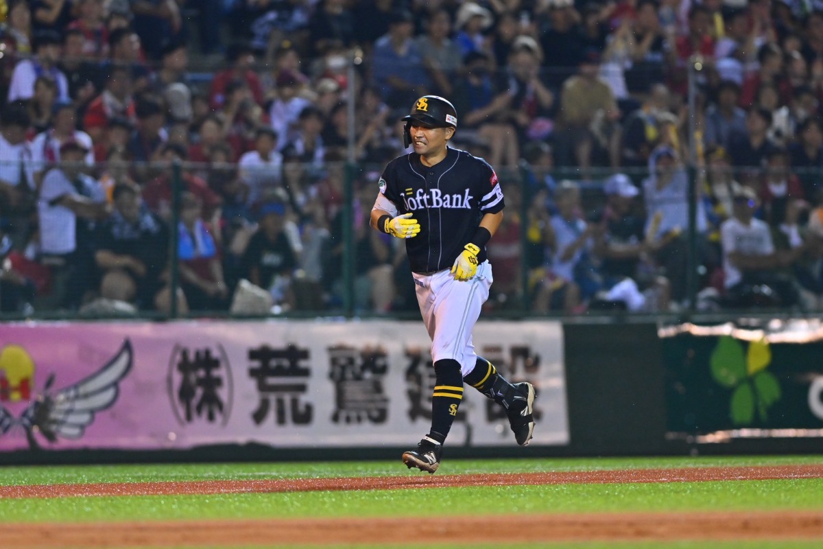 本塁打を放つ中村晃【写真：古川剛伊】