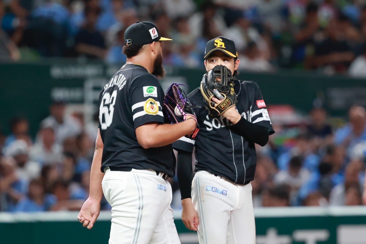 ダーウィンゾン・ヘルナンデスに声をかける川瀬晃【写真：小池義弘】