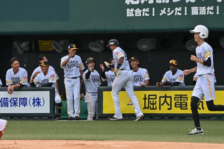 ホームまでの激走を見せ、ベンチでナインとハイタッチする柳田悠岐【写真：森大樹】