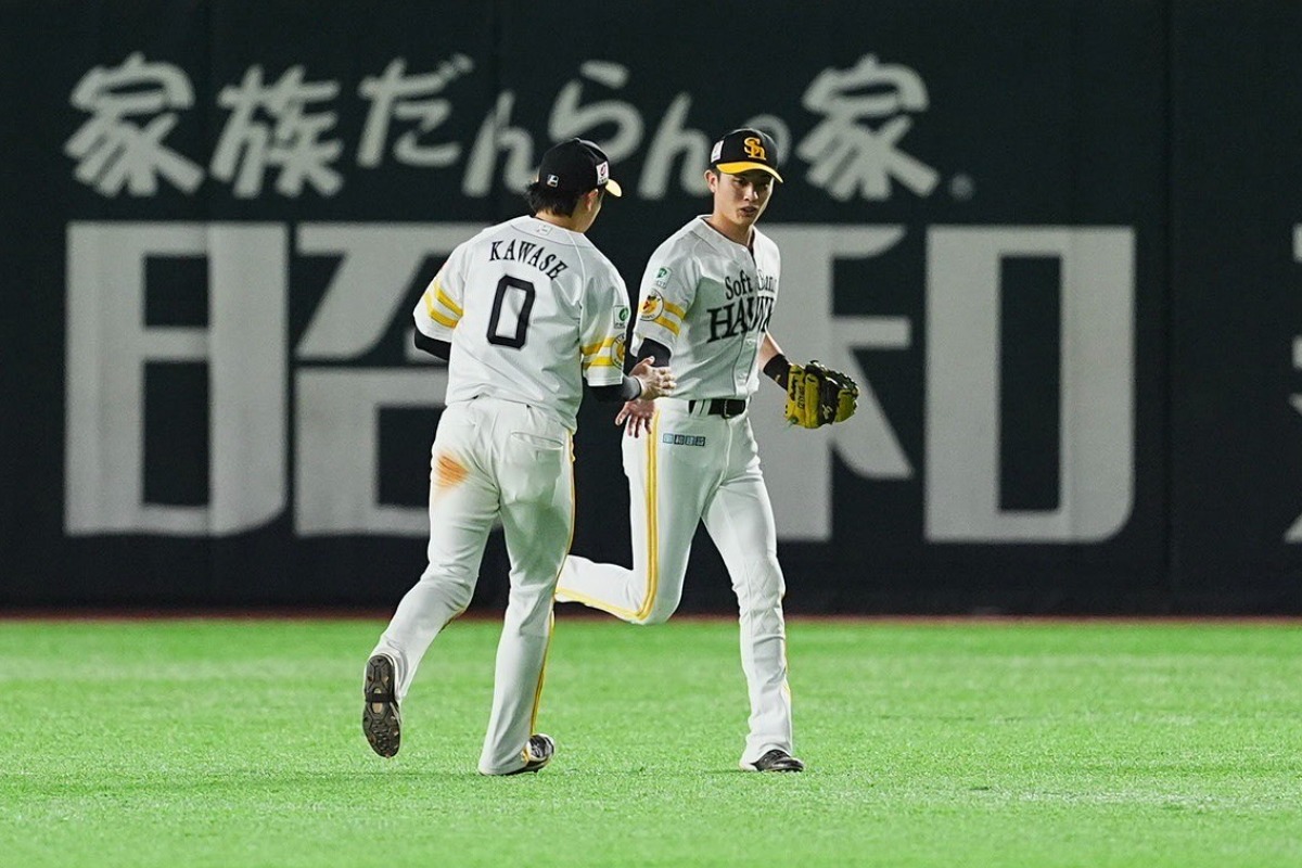 満塁のピンチを救う好捕のあと、周東佑京とハイタッチする川瀬晃（左）【写真：小林靖】