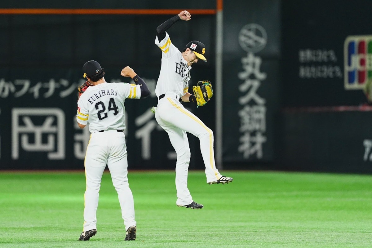 9回、好守を見せた周東佑京（右）【写真：小林靖】