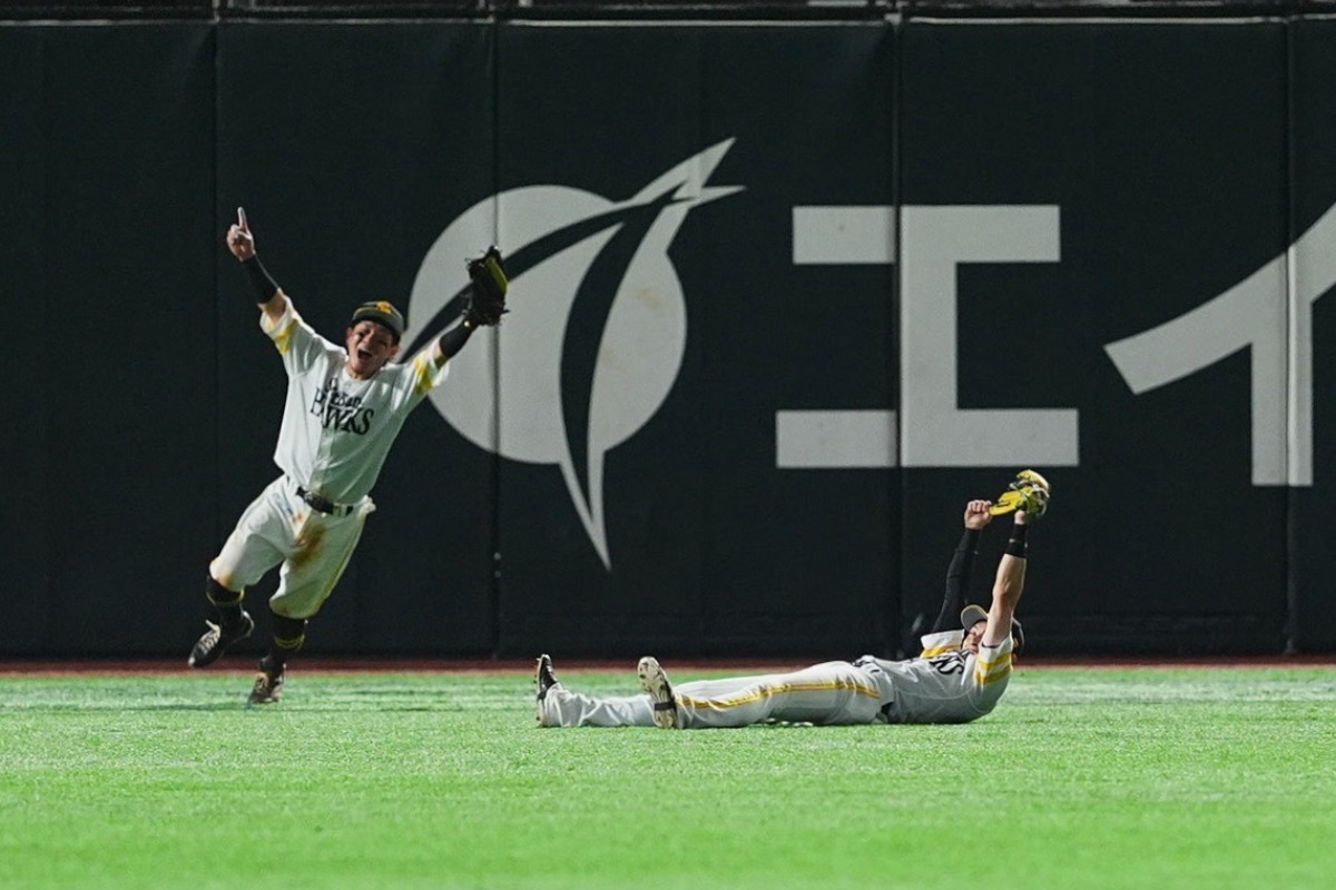 好守を見せた周東佑京（右）と喜びの表情を見せる牧原大成【写真：小林靖】