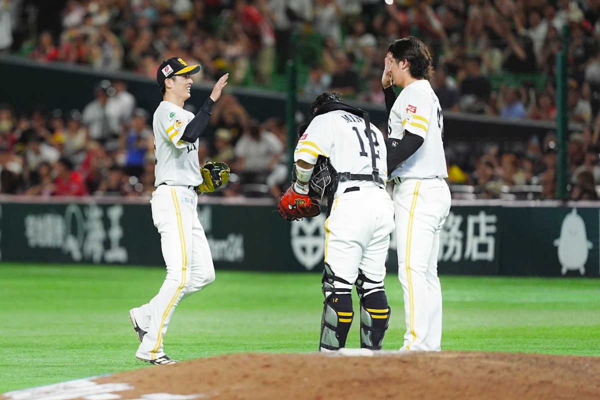 ハイタッチする周東佑京（左）と杉山一樹【写真：小林靖】