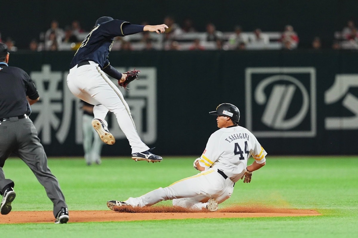 二盗に成功する笹川【写真：小林靖】