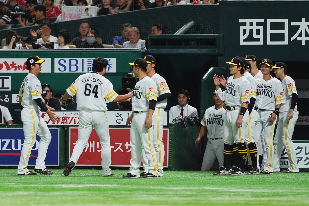 チームメートに迎えられる上茶谷【写真：小林靖】