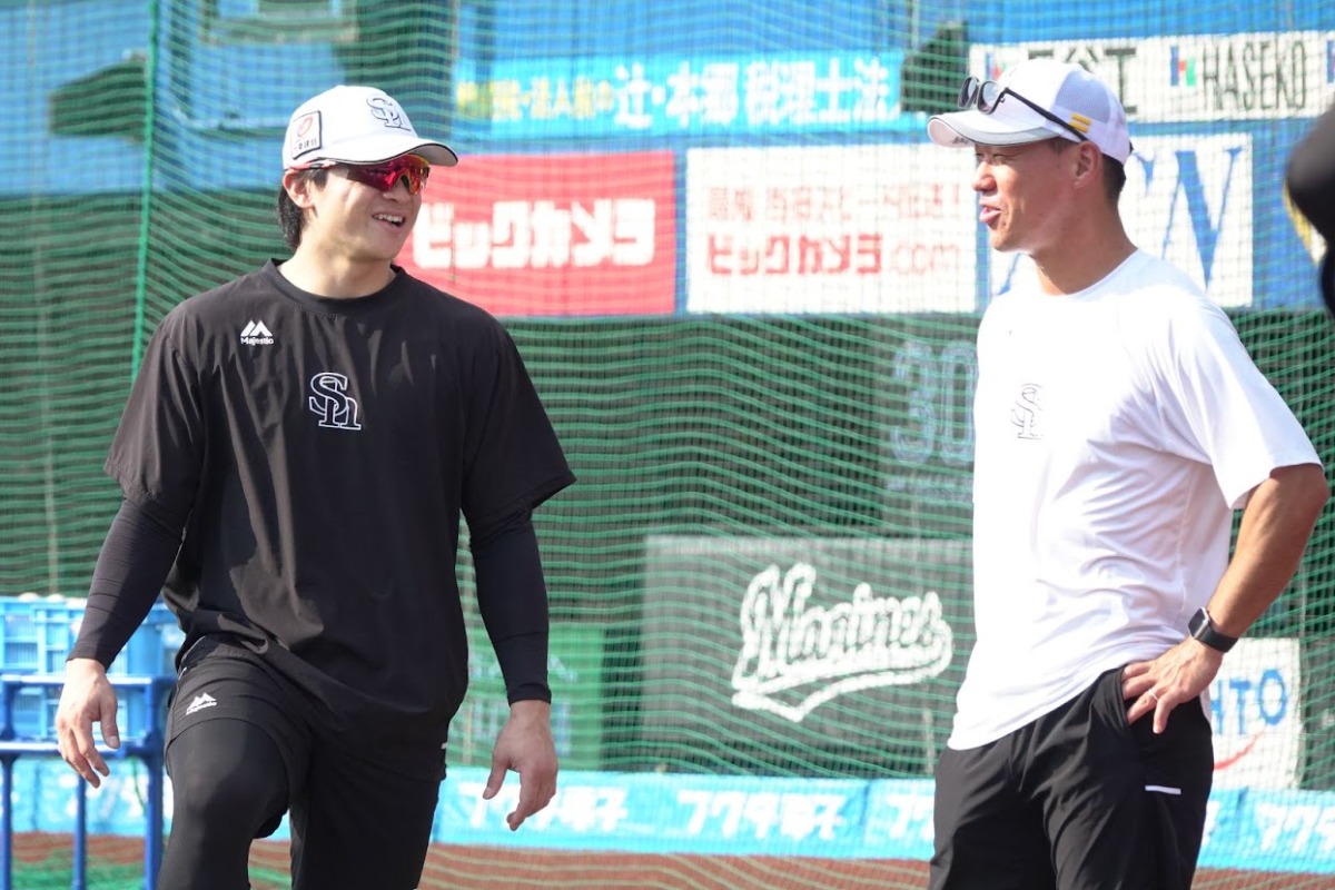 谷川原健太と長谷川勇也コーチ【写真：竹村岳】