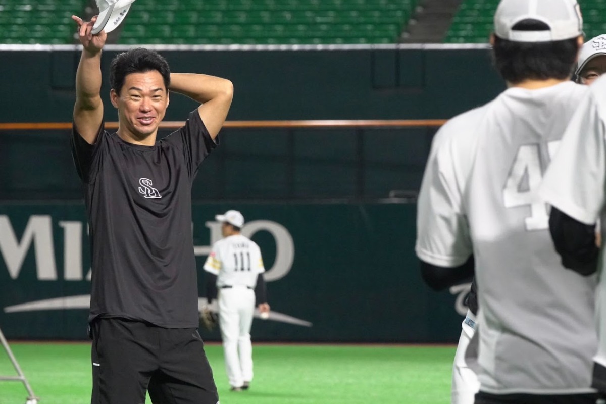 谷川原健太に挨拶する長谷川勇也コーチ【写真：竹村岳】