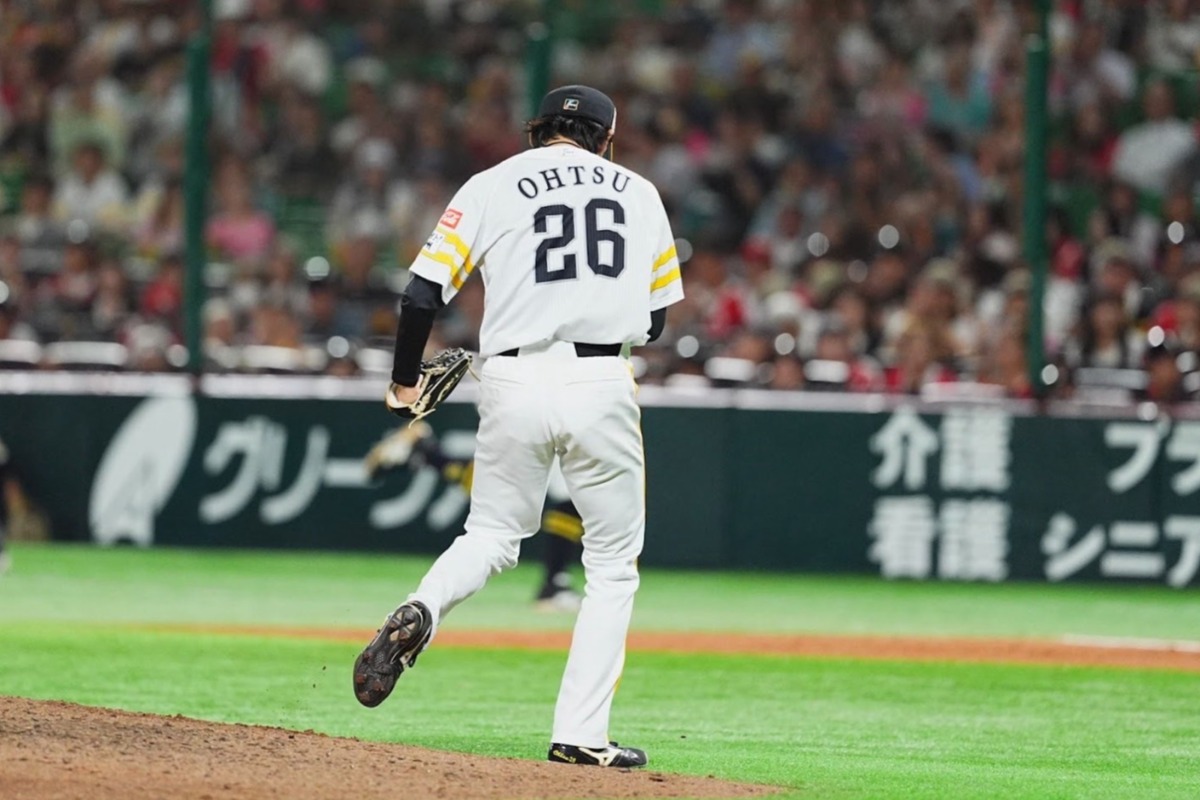 ガッツポーズを見せた大津【写真：小林靖】