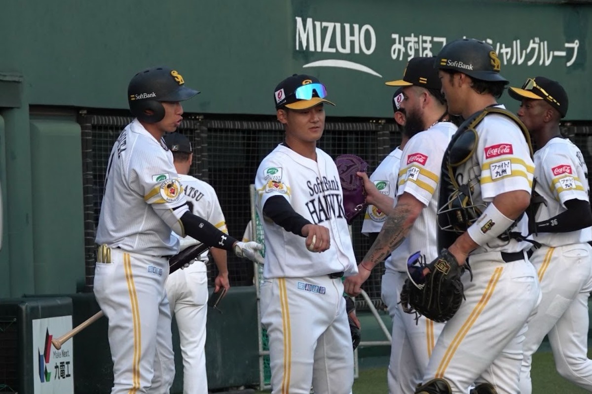 柳田悠岐とハイタッチするロベルト・オスナ【写真：竹村岳】