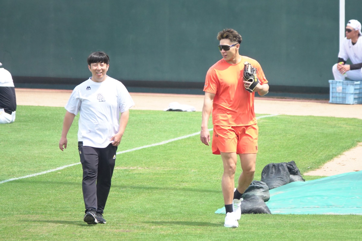 柳田悠岐（右）と有馬大智リハビリアスレチックトレーナー【写真：竹村岳】
