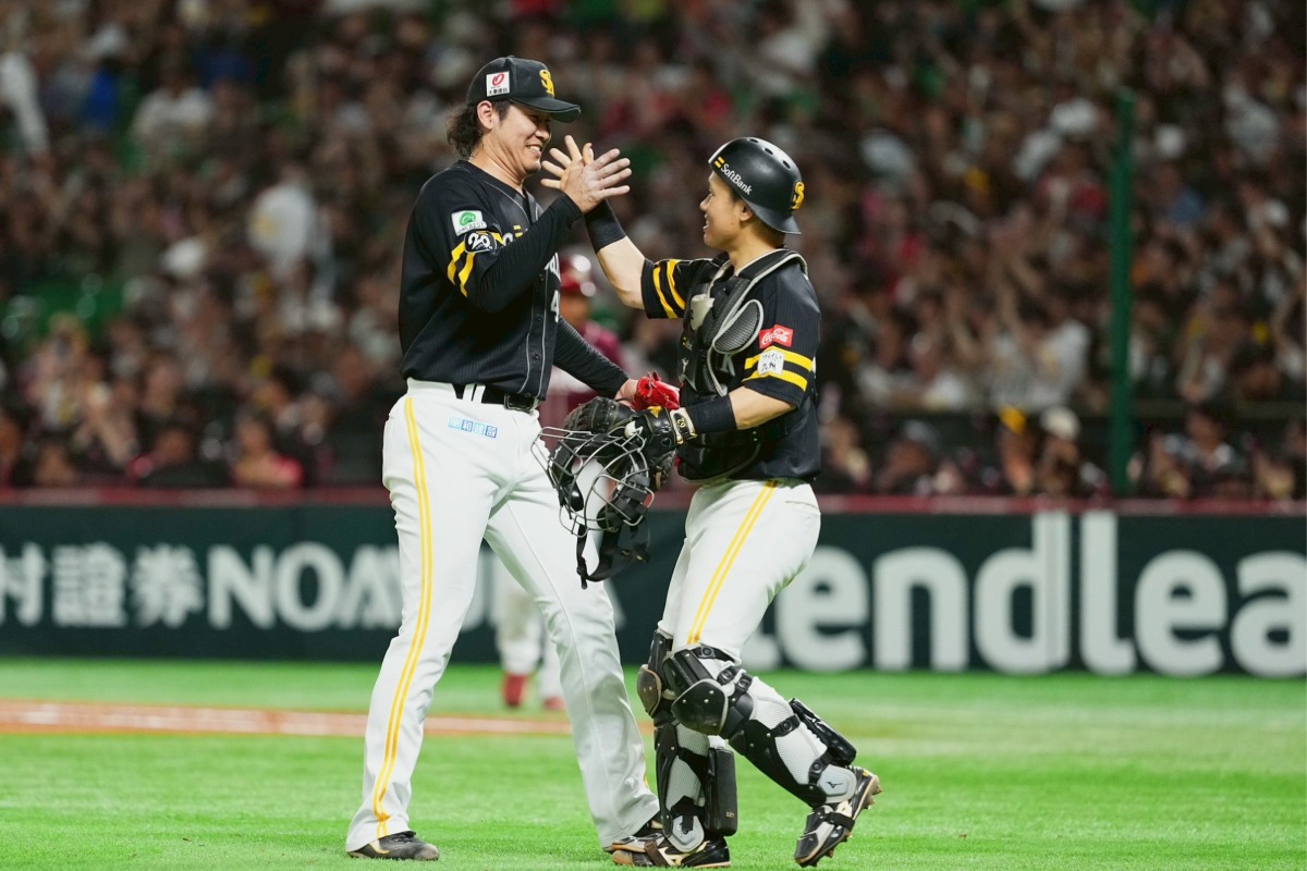 9回を抑え、ハイタッチを交わす杉山一樹（左）と海野隆司【写真：小林靖】