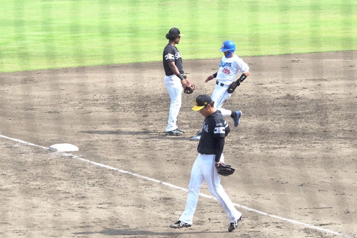 失策で三進を許す内野陣、カバーに入る岩崎峻典【写真:竹村岳】