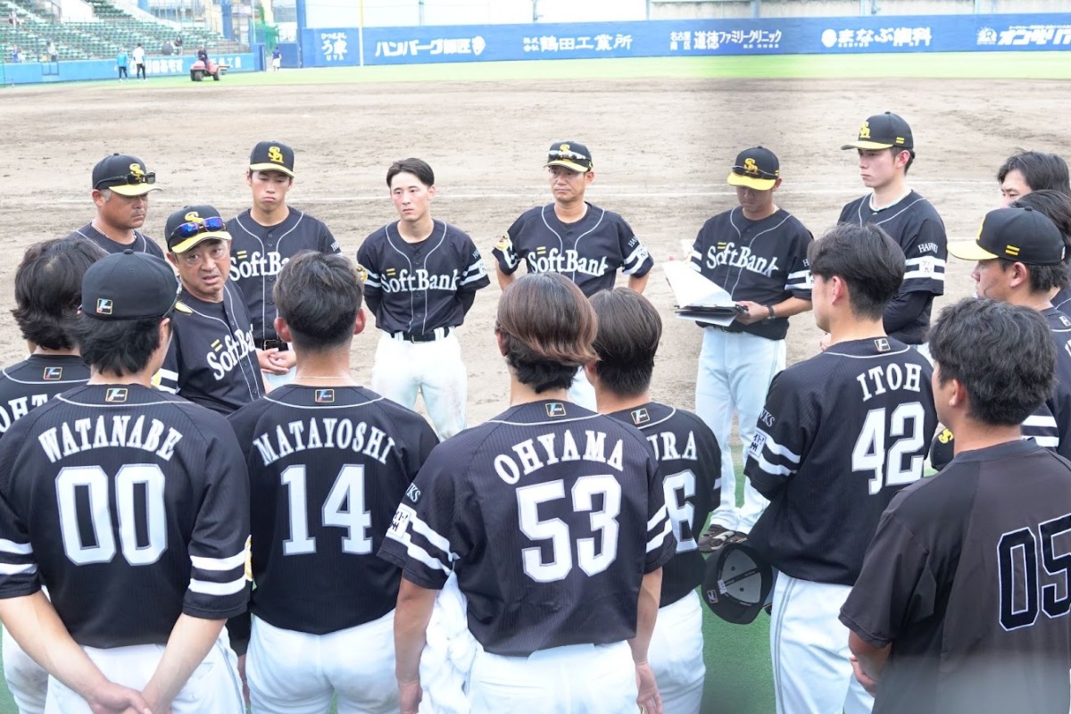 試合後のミーティングで訓示する松山秀明2軍監督【写真：竹村岳】