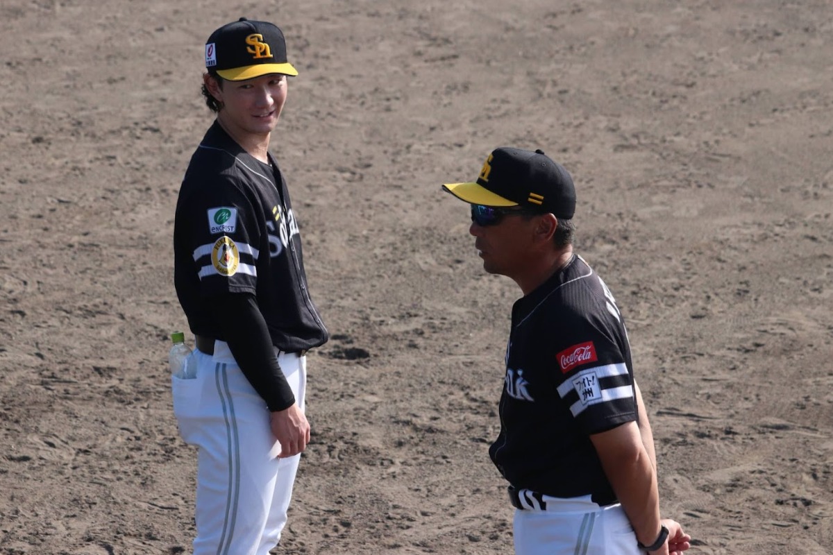 正木智也と大越基4軍監督【写真：飯田航平】