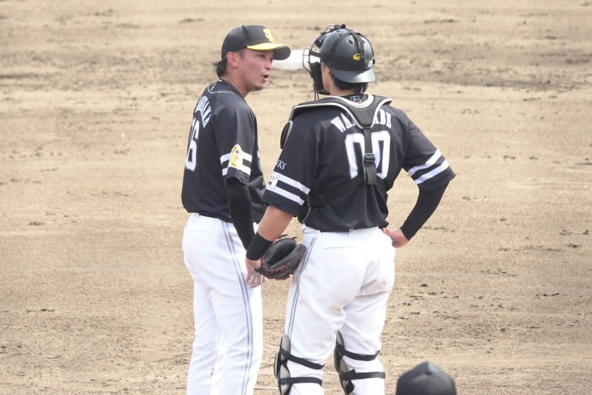 マウンドで言葉を交わす東浜巨と渡邉陸【写真：竹村岳】