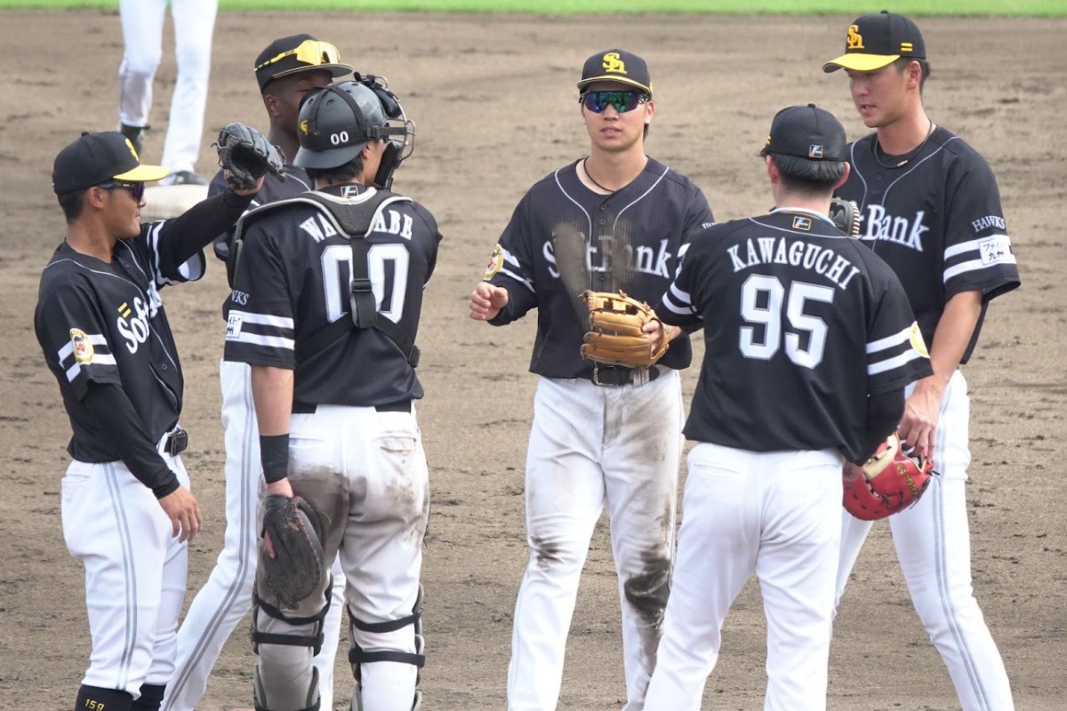 首位攻防戦に勝ち越し、ハイタッチするナイン【写真：竹村岳】