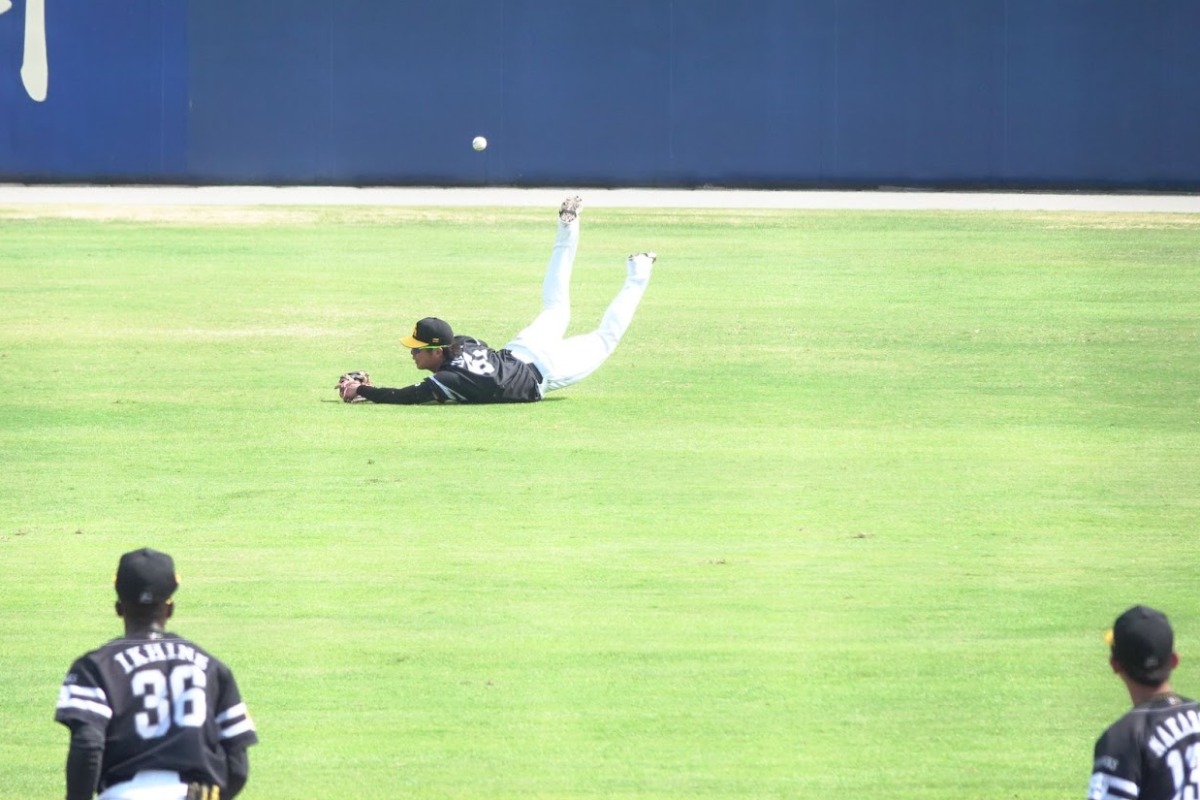 9日の試合で中堅守備中に飛び込んだ川村友斗【写真：（竹村岳】
