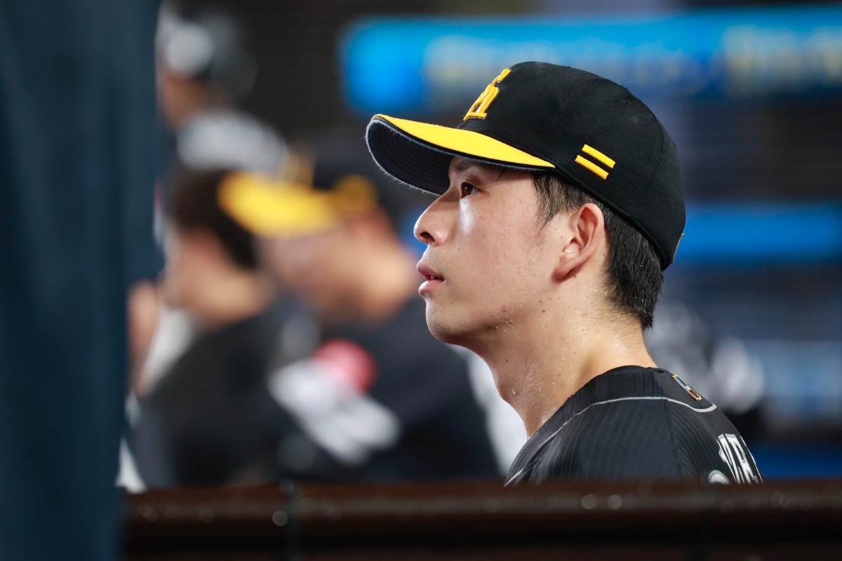 ベンチから試合を見守る大関友久【写真：小池義弘】