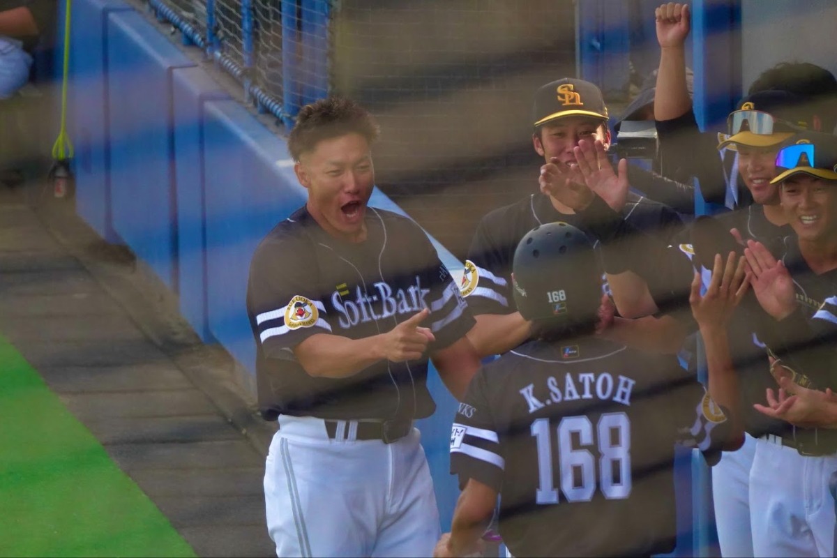 10日のウエスタン・中日戦、勝ち越し点を奪い喜ぶ柳田悠岐【写真：竹村岳】