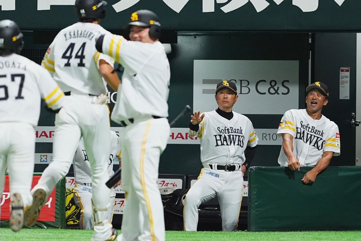 今季1号を放った笹川吉康をベンチで迎える小久保裕紀監督【写真：小林靖】