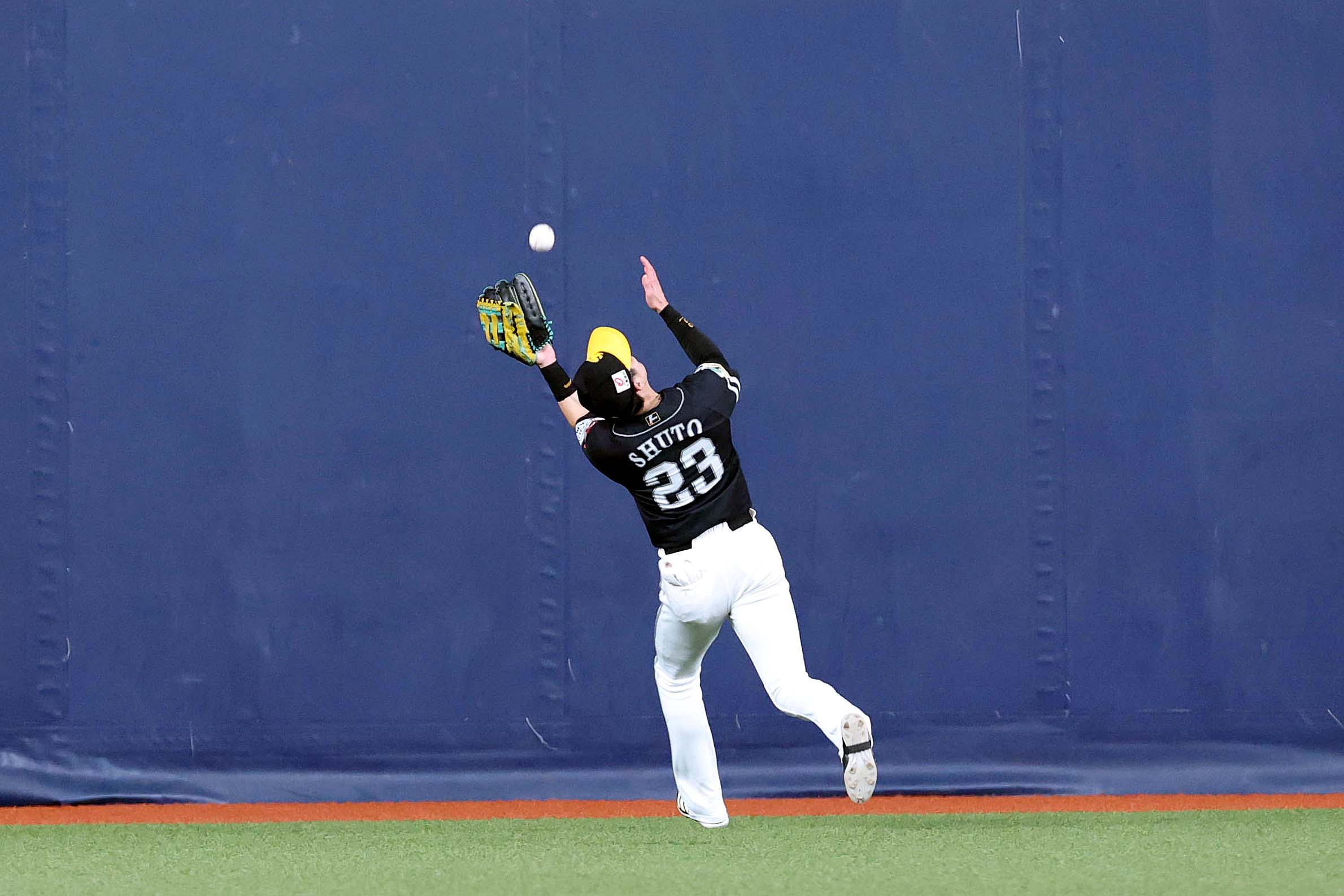 8回に好守を見せた周東【写真：栗木一考】