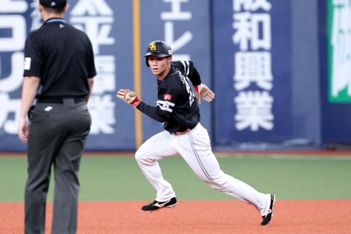 二塁を回る前に大西コーチを見る庄子【写真：栗木一考】